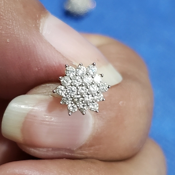 Beautiful 14k YG / 1 ctw Lab Grown Flower Earrings - Picture 3 of 6